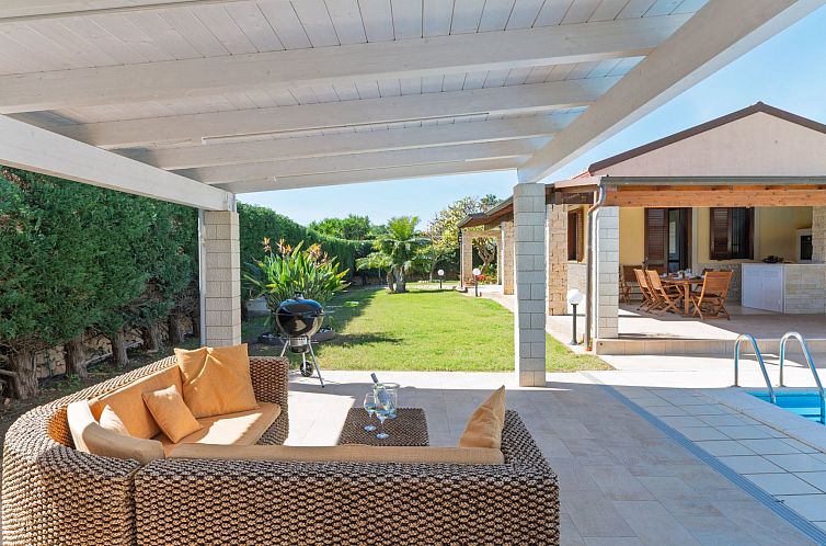 Vakantiehuis Sterlizia, Villa mit Pool in Meeresnähe