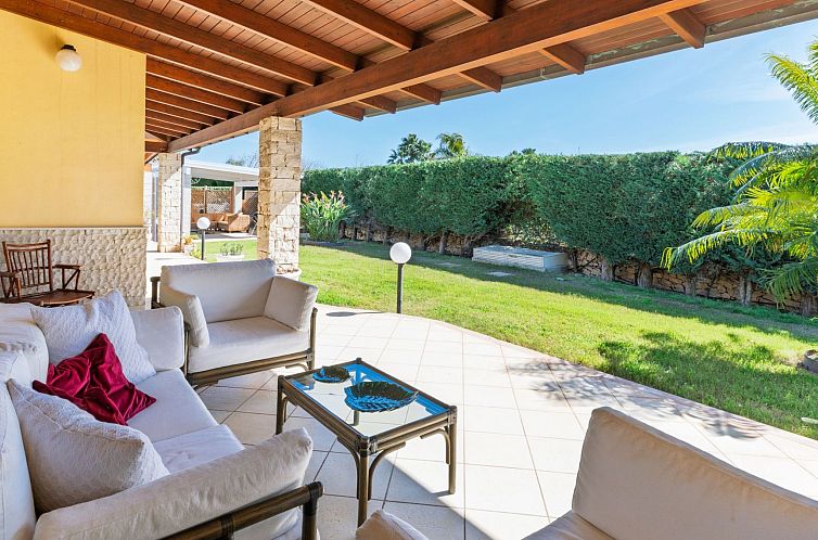 Vakantiehuis Sterlizia, Villa mit Pool in Meeresnähe