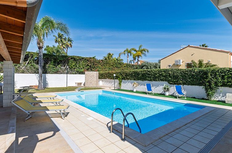 Vakantiehuis Sterlizia, Villa mit Pool in Meeresnähe