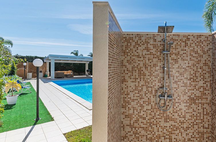 Vakantiehuis Sterlizia, Villa mit Pool in Meeresnähe