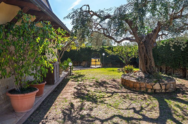 Vakantiehuis Sterlizia, Villa mit Pool in Meeresnähe