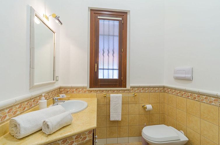 Vakantiehuis Sterlizia, Villa mit Pool in Meeresnähe