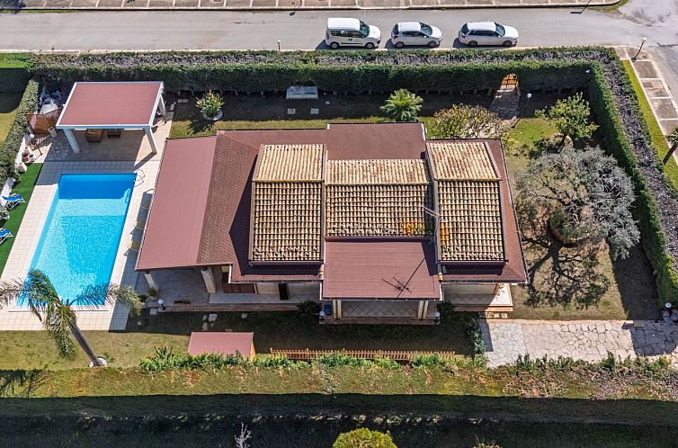 Vakantiehuis Sterlizia, Villa mit Pool in Meeresnähe