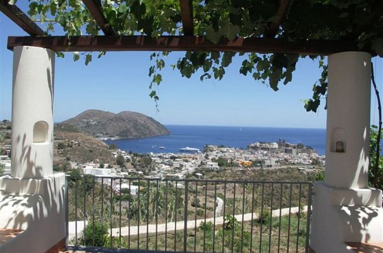 Guest house 09413506 - Apartment Sicily - Appartement Panorama-Villa auf den Äolischen Inseln ab 773