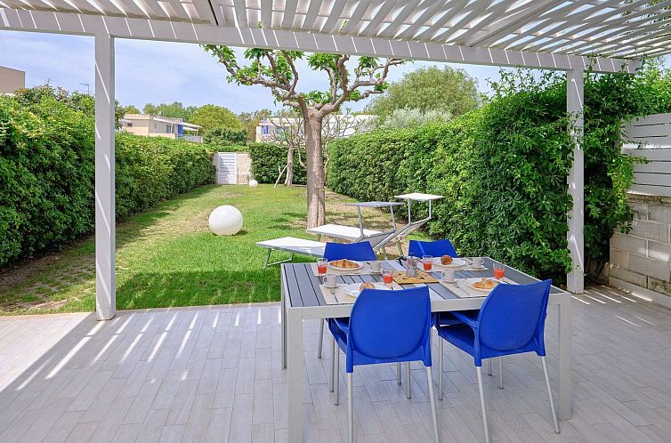 Appartement in Marina Di Ragusa mit Terrasse, Grill und Gart