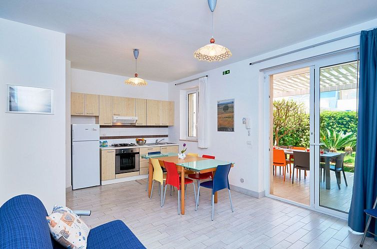 Appartement in Marina Di Ragusa mit Terrasse, Grill und Gart