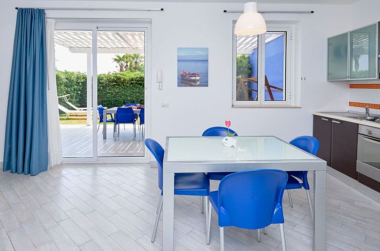 Appartement in Marina Di Ragusa mit Terrasse, Grill und Gart