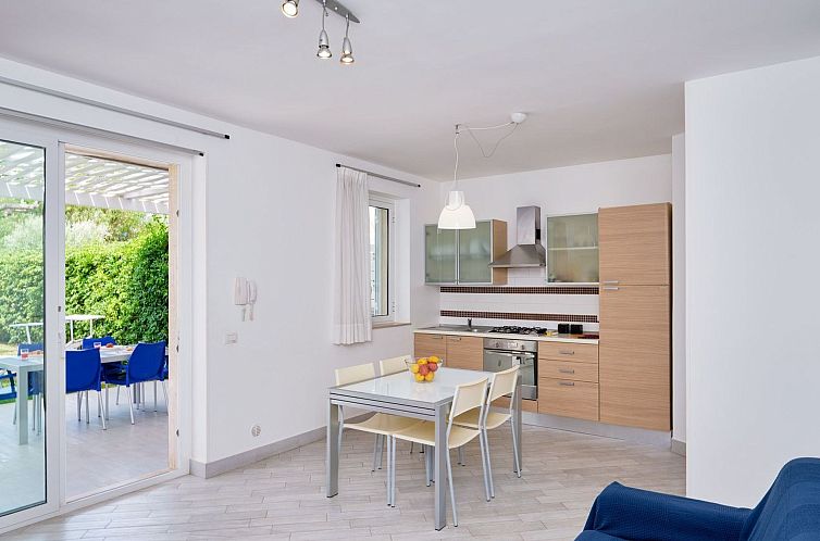 Appartement in Marina Di Ragusa mit Terrasse, Grill und Gart