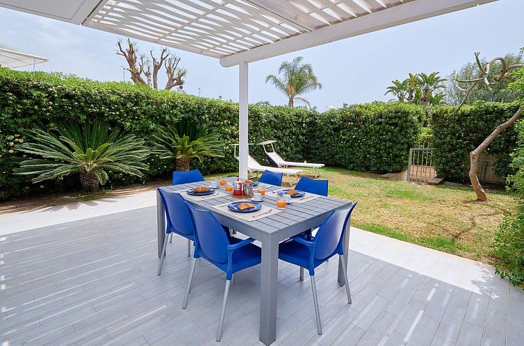 Appartement in Marina Di Ragusa mit Terrasse, Grill und Gart