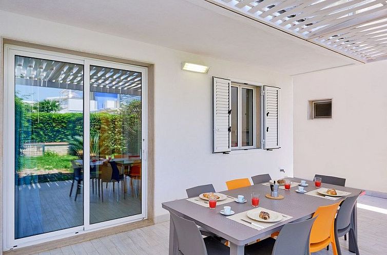 Appartement in Marina Di Ragusa mit Terrasse, Grill und Gart