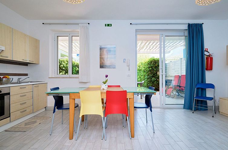 Appartement in Marina Di Ragusa mit Terrasse, Grill und Gart