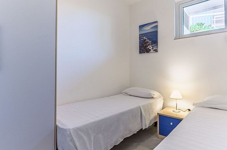 Appartement in Marina Di Ragusa mit Terrasse, Grill und Gart