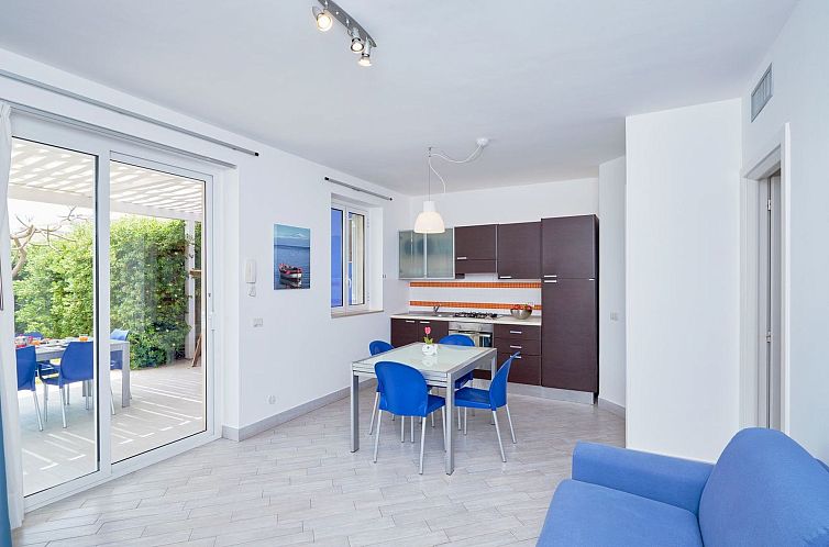 Appartement in Marina Di Ragusa mit Terrasse, Grill und Gart