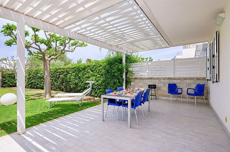 Appartement in Marina Di Ragusa mit Terrasse, Grill und Gart