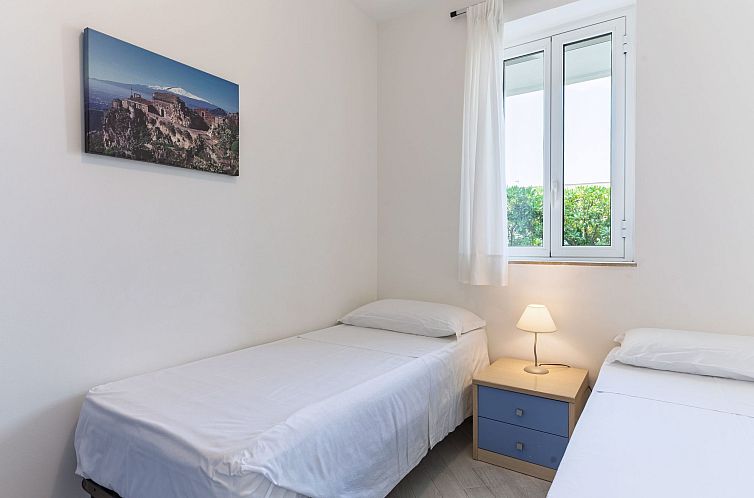 Appartement in Marina Di Ragusa mit Terrasse, Grill und Gart