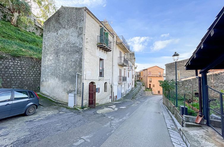 Guest house 09431303 - Holiday property Sicily - Vrijstaande woning in Gratteri