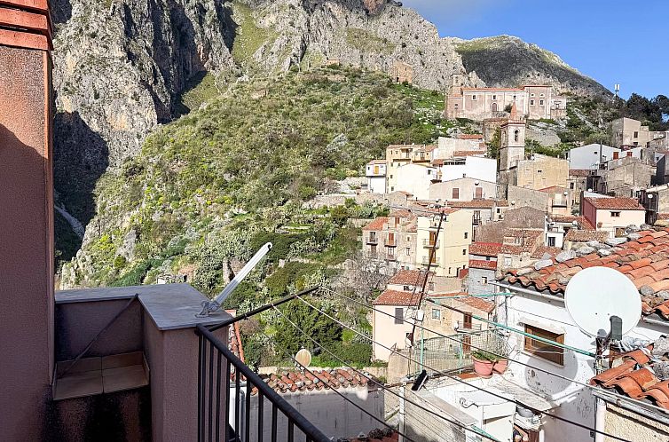 Vrijstaande woning in Isnello