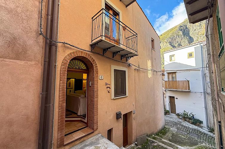 Vrijstaande woning in Isnello