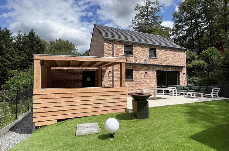 Le Club Ferienhaus in Barvaux-Durbuy mit grosser Terrasse und gruener Umgebung in den Ardennen, Belgien.