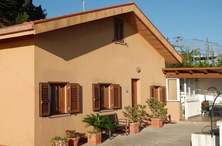 Vacation home Casa Sirena in Cefalu, Sicily, offers an inviting terrace and Mediterranean ambience.