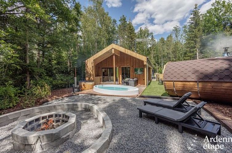 Gezellig terras met vuurplaats bij Chalet interwood d'oree, vakantiehuis in Biron, Ardennen, Belgie.