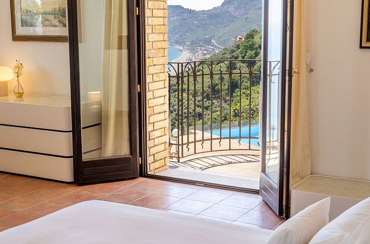 Vakantiehuis Villa Finù - Panoramavilla mit Pool