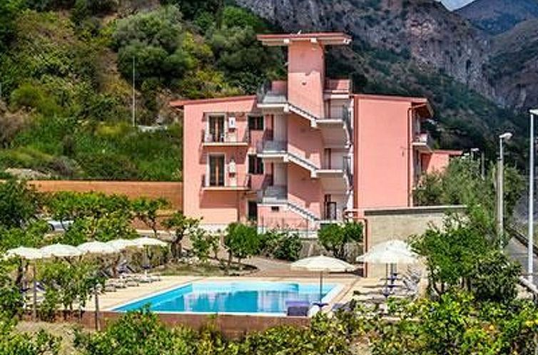 Appartement in Letojanni mit Terrasse