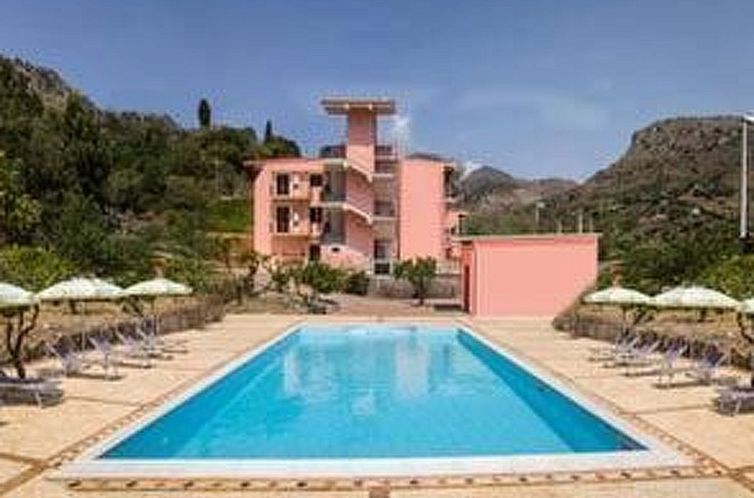 Appartement in Letojanni mit Terrasse
