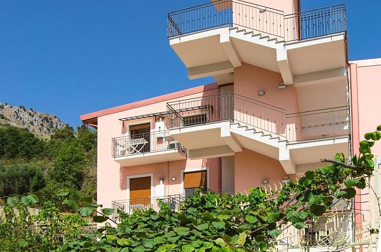 Appartement in Letojanni mit Terrasse