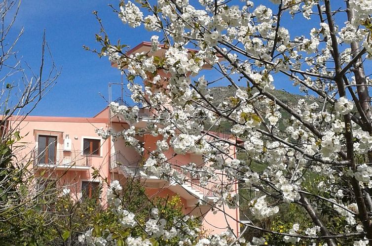 Appartement in Letojanni mit Terrasse