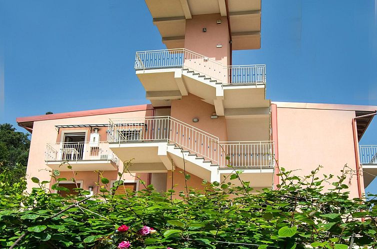 Appartement in Letojanni mit Terrasse