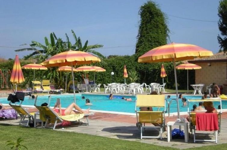 Geniet van de zon bij het zwembad van Appartementen Villaggio Artemide, een vakantieverblijf in Giardini-Naxos, Sicilie, Italie.