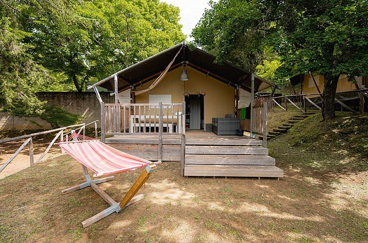 Ontdek het tenthuis Wood in Siena, Toscane. Een charmante lodge met een uitnodigend terras in een groene omgeving.