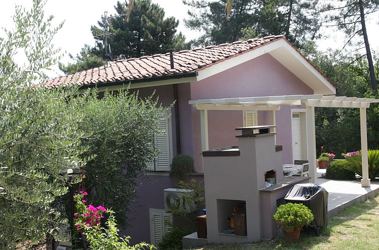 Vakantiehuis in Basetti mit Garten und Grill