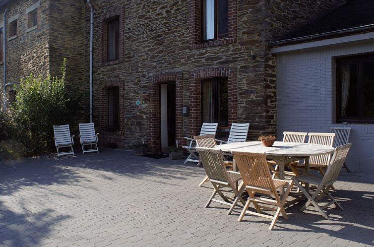 Ferienhaus Gite Van Poecke in Frahan, Ardennen, mit charmanter Steinfassade und grosszuegiger Auffahrt.