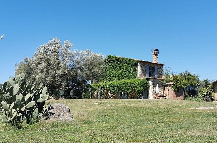 Ontdek de charme van Casale LA MEMORIA in Saturnia, Toscane, een idyllisch vakantiehuis omgeven door groene landschappen.