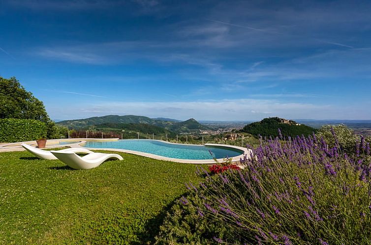 Ontspan bij het zwembad van Vakantiehuisje in Montecatini Terme, Toscane, met adembenemend uitzicht over de heuvels.