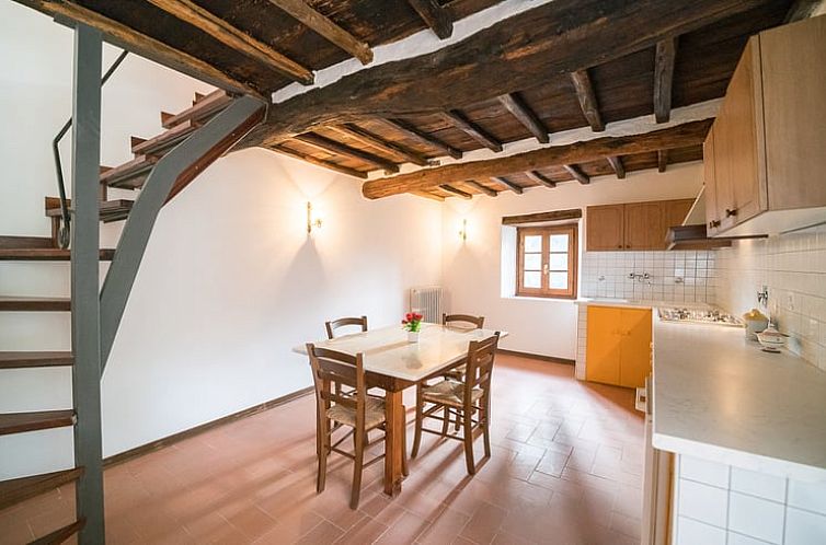 Attraktive Kueche und Esszimmer eines Ferienhauses in Pontassieve, Toskana, mit authentischen Holzdetails.
