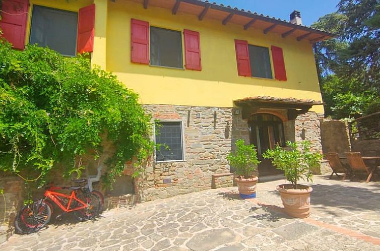 Rustikales Ferienhaus in Cavriglia, Toskana, mit sonniger Terrasse und traditioneller Architektur, ideal zum Entspannen.