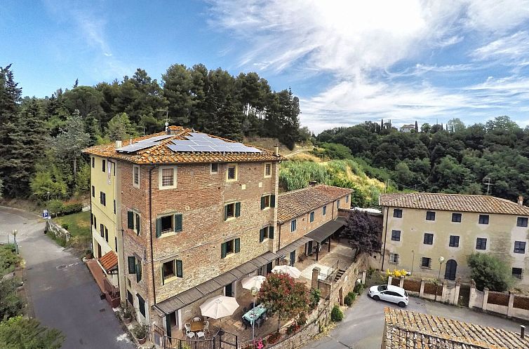 Vakantiehuis in Palaia mit Großem Garten