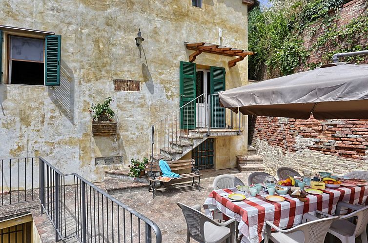 Vakantiehuis in Palaia mit Großem Garten
