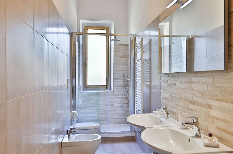 Appartement Geräumige Wohnung mit 3 Schlafzimmern und 3 Bä