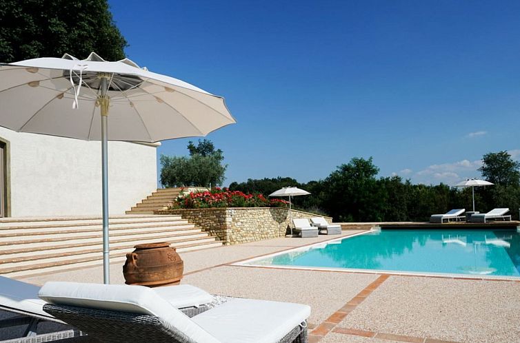 Vakantiehuis Luxuriöse Villa mit privatem Pool in der Nähe