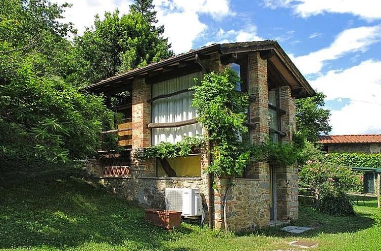 Charmant vakantiehuisje in Pietrabuona, Toscane, met uitzicht op de weelderige omgeving.