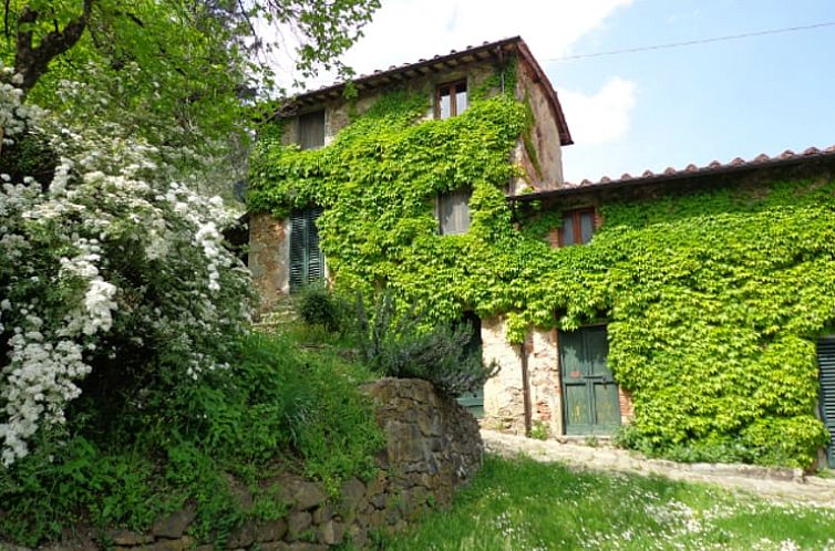 Vacation home in Pietrabuona, Tuscany, offers beautiful views and authentic Tuscan atmosphere.