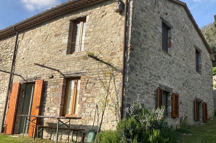 Ferienhaus in Roccalbegna, in den toskanischen Huegeln Italiens gelegen, mit charmanten Steinmauern und Holztueren.