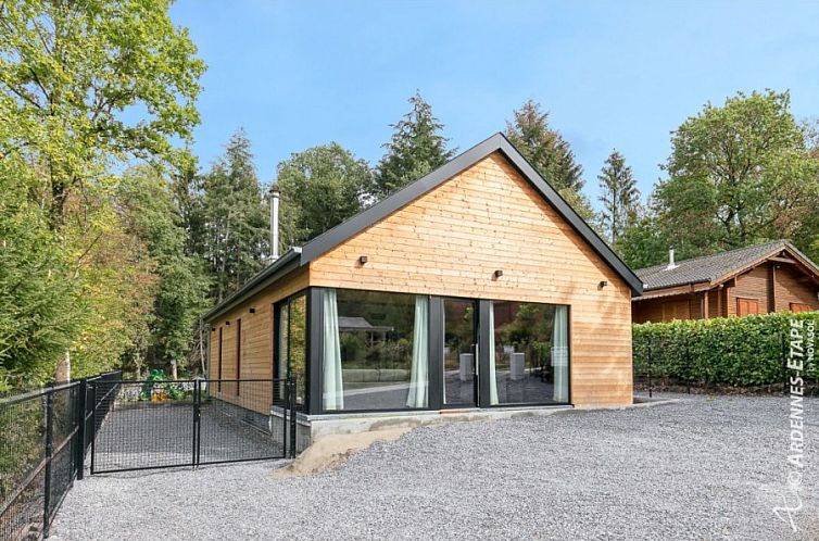 Chalet Romantica in Biron, Ardennen, Belgie, biedt een prachtig houten vakantiehuis omringd door weelderige natuur.