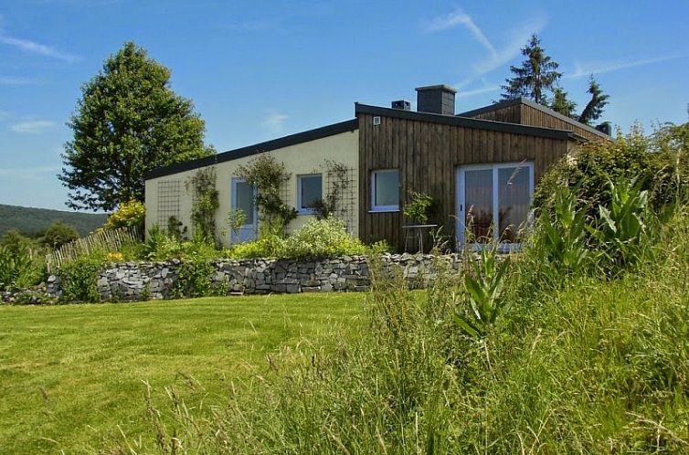 La Terra vacation home in Durbuy, Ardennes with green garden and stone walls.