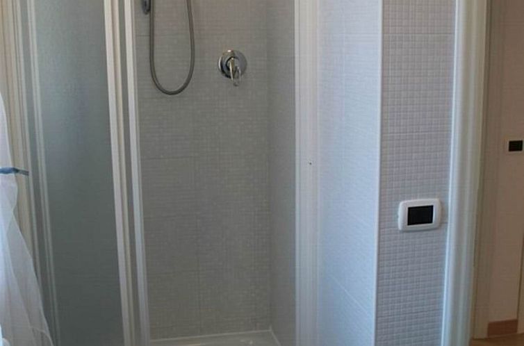 Appartement Unterkunft im Erdgeschoss, überdachte Terrasse,