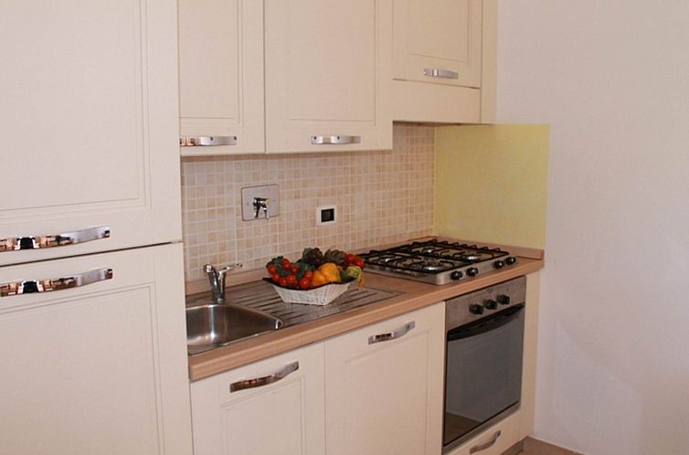 Appartement Unterkunft im Erdgeschoss, überdachte Terrasse,